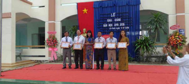 Đồng chí Bí thư Huyện ủy Dương Minh Châu trao giấy khen cho tập thể trường và giáo viên.